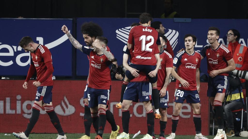 Los jugadores de Osasuna celebran uno de los goles frente al Athletic en Liga