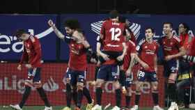 Los jugadores de Osasuna celebran uno de los goles frente al Athletic en Liga