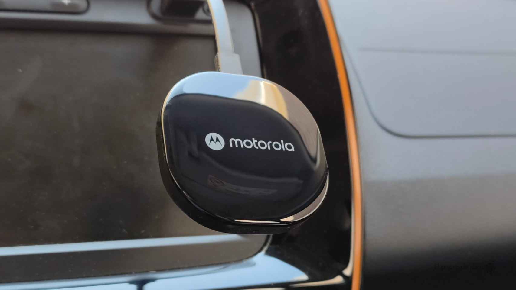 Imagen del adaptador Motorola MA1 para conexión inalámbrica con Android Auto en el coche