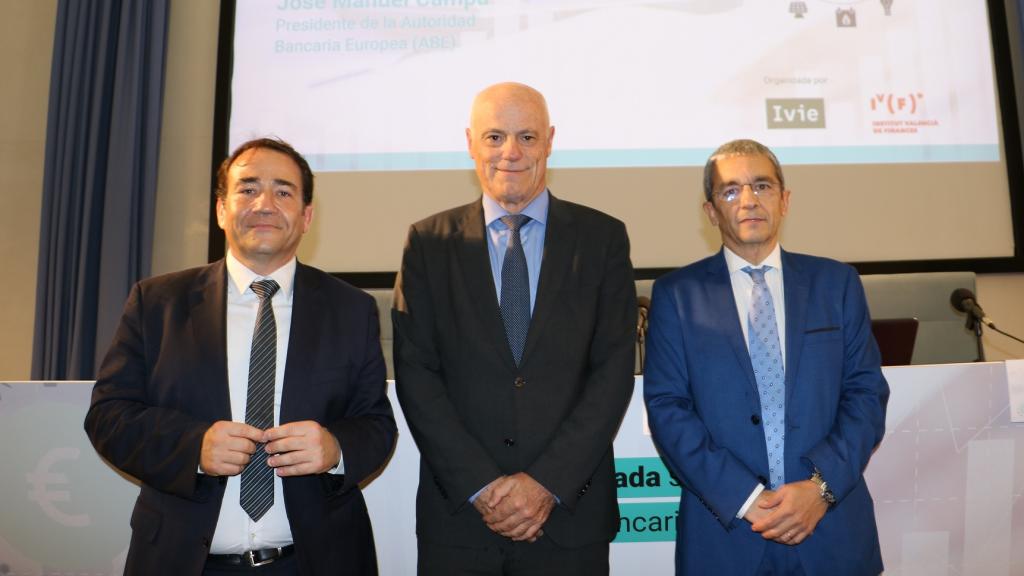 José Manuel Campa (en el centro), junto a Manuel Illueca (IVF) y Joaquín Maudos (Ivie). EE