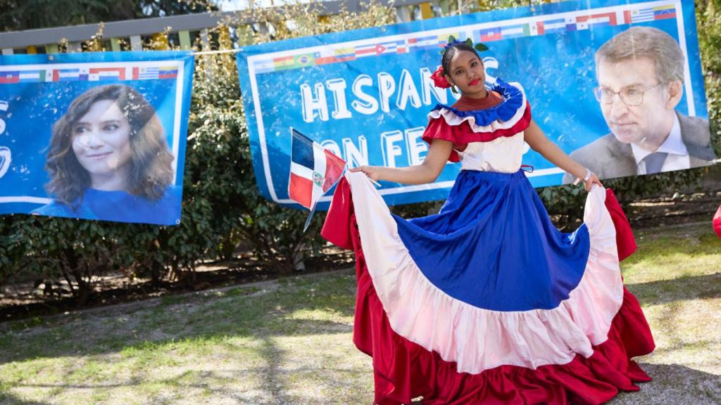 Una mujer vestida con traje tradicional en la Fiesta de la Hispanidad del PP, el pasado 25 de marzo en Madrid.