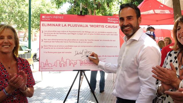 El candidato socialista firma por escrito su compromiso.