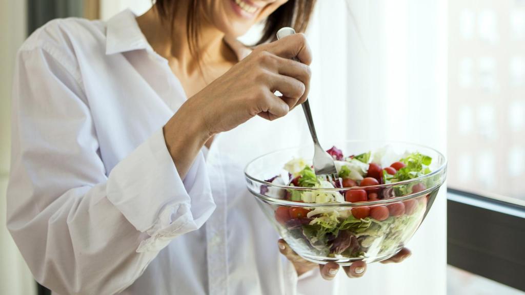 Una mujer, comiendo.