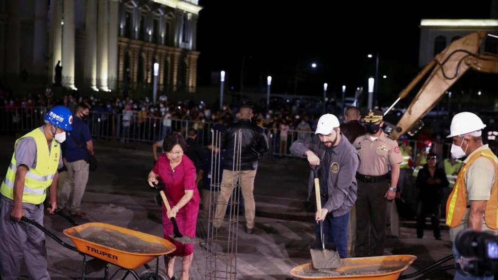 El presidente salvadoreño, Nayib Bukele, y la embajadora china inauguran una biblioteca financiada por Pekín.