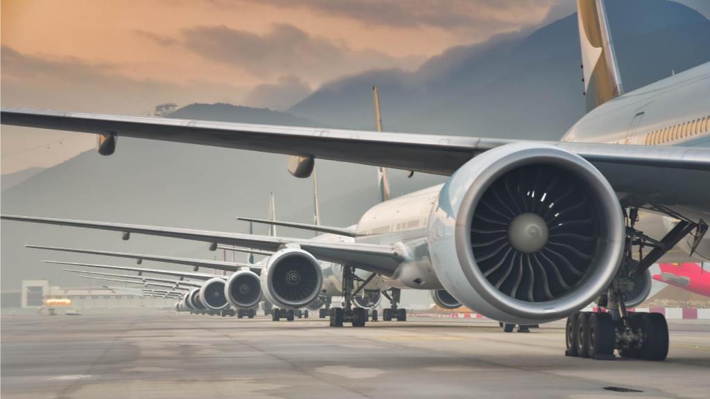 Aviones aparcados en un aeropuerto