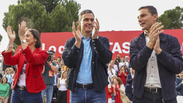 Pedro Sánchez junto a Reyes Maroto y Juan Lobato.