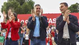 Pedro Sánchez, presidente del Gobierno, junto a Reyes Maroto y Juan Lobato, candidatos al Ayuntamiento y a la Comunidad de Madrid por el PSOE, este jueves en Madrid.