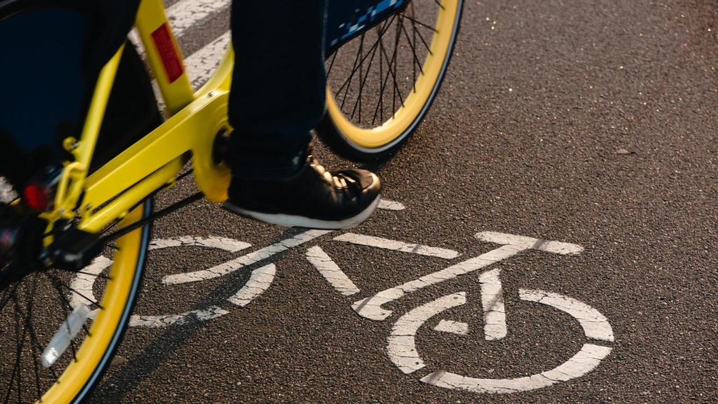 Imagen de archivo de una persona montando en bicicleta