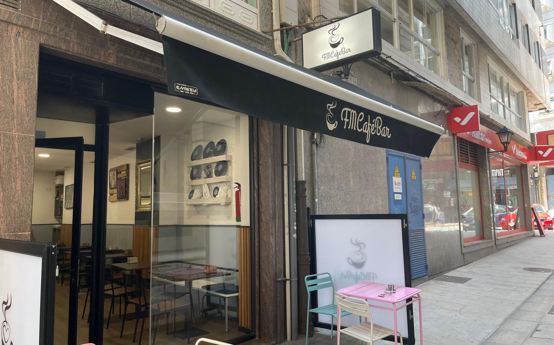 Exterior del Café Bar FM (Foto: Quincemil)