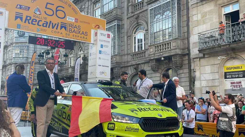 Salida de Cohete Suárez en el Rallye Rías Baixas en Vigo.