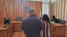 Los padres de las niñas declaran en el juzgado.