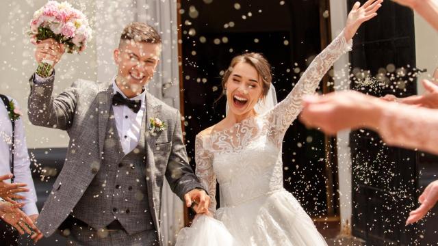 Una pareja de novios el día de su boda.