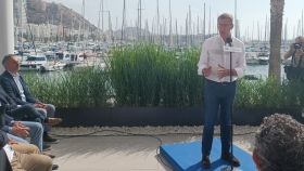 Alberto Núñez Feijoó explica la situación económica de España en el puerto de Alicante.