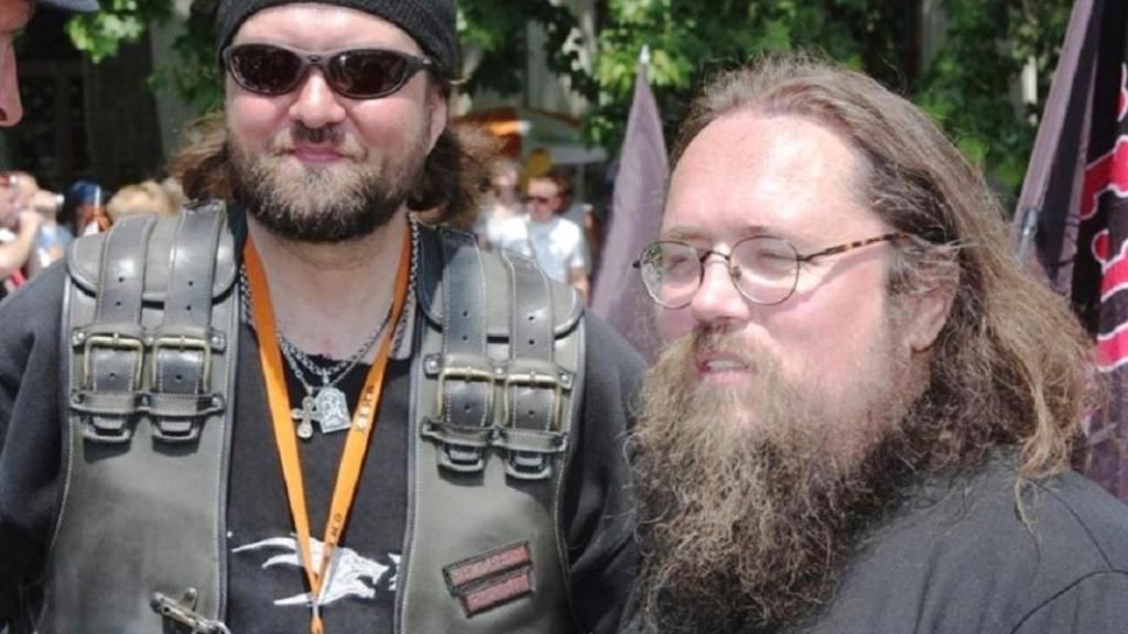 Andrei Kurayev, derecha, el clérigo que se opone a la guerra del Kremlin, junto a un puñado de moteros. Le gusta el hard rock, pero de raíces rusas y cristianas.