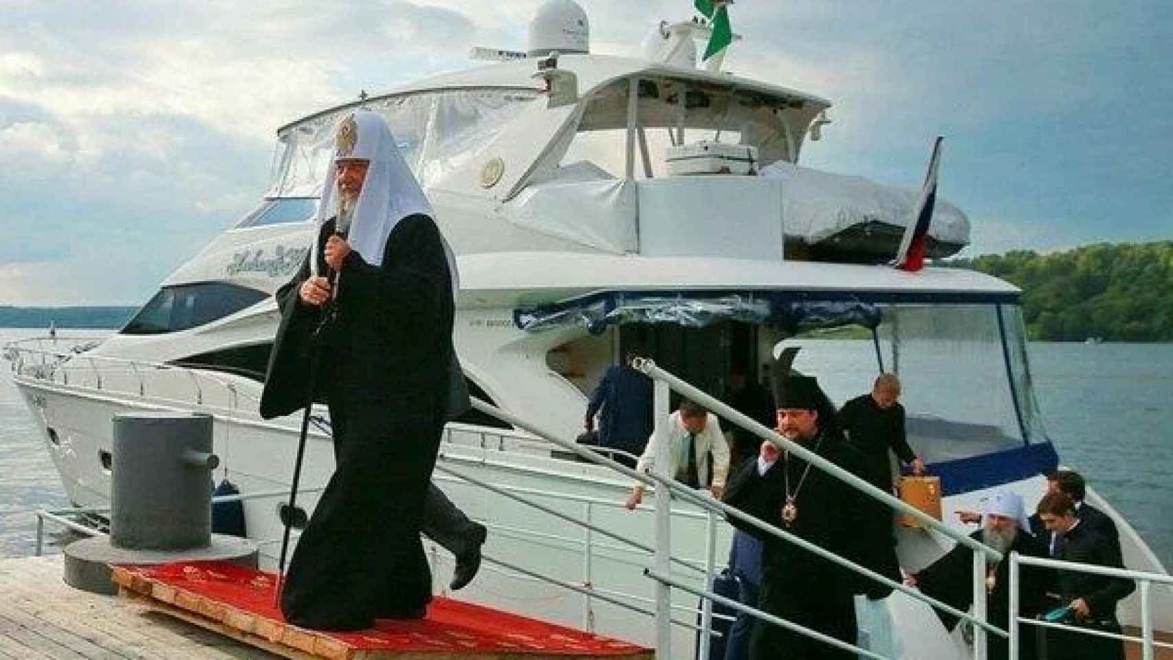 El patriarca abandona uno de los yates de su flotilla junto a miembros de la curia rusa ortodoxa