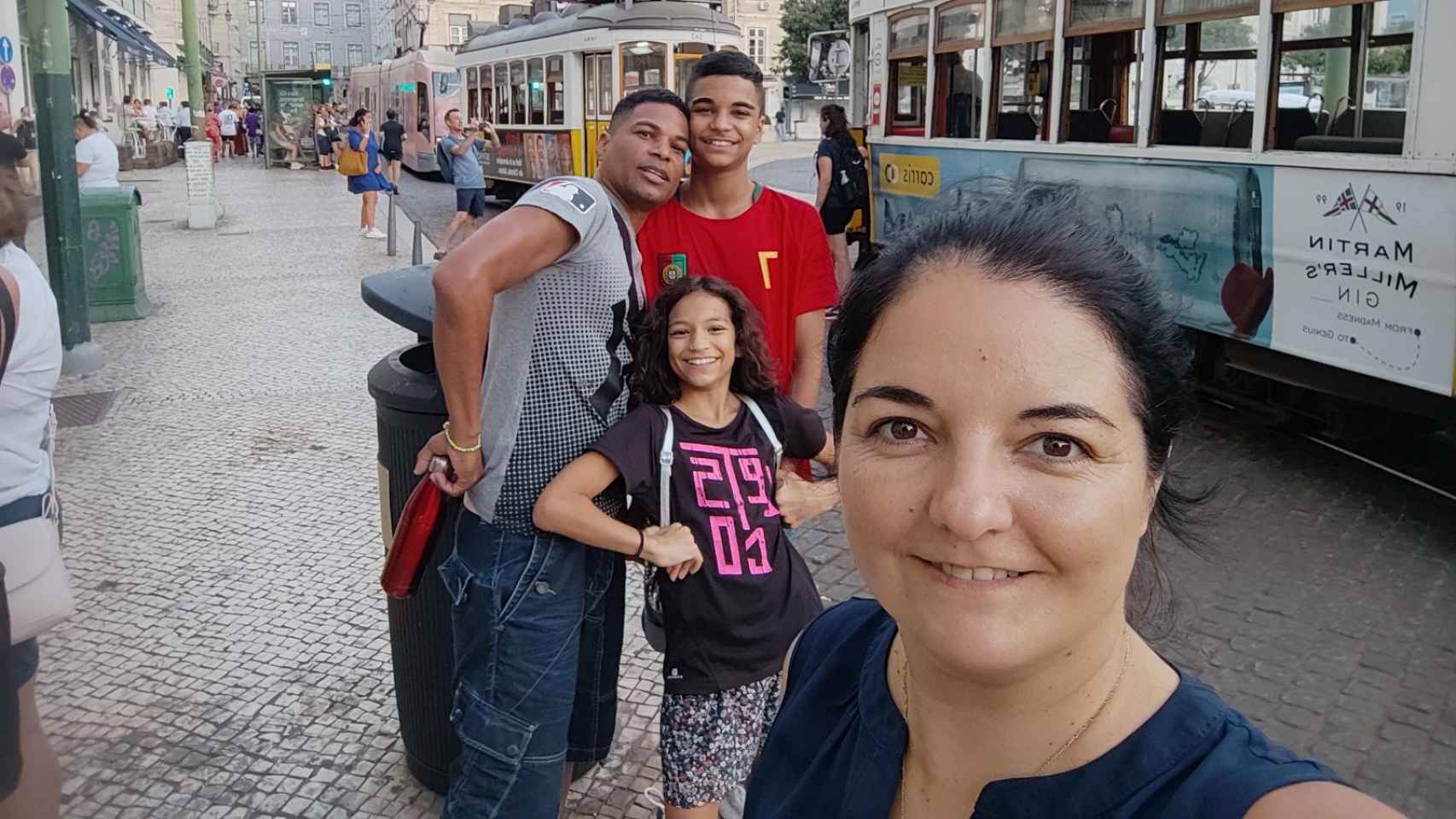 Los cuatro miembros de la familia zaragozana con altas capacidades visitando Portugal.