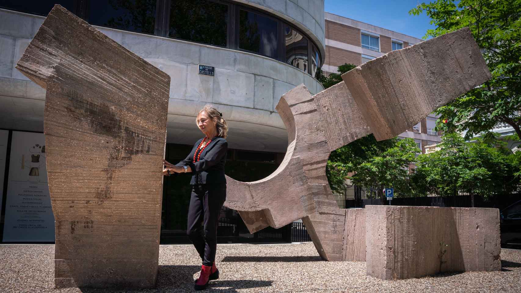 Susana Chillida junto a una escultura de su padre.