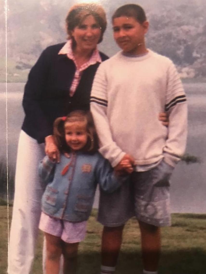 Laura Boado, de niña, junto a su madre, Filomena, y su hermano mayor, David.