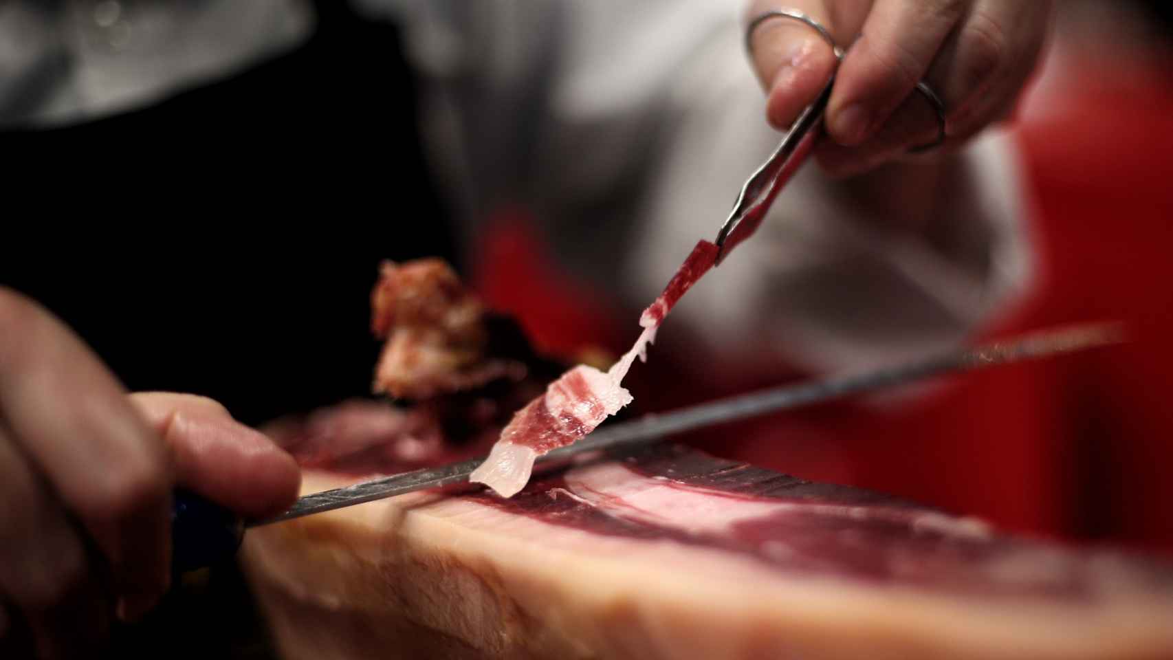 Un cortador de jamón prepara tapas durante FITUR 2020, en Madrid (España).