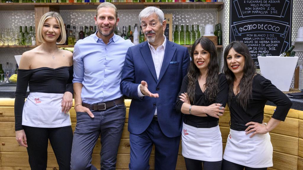 Laura Boado, junto con Carlos Sobera, Matías Roure y las gemelas Cristina y Marisa Zapata, miembros del equipo de 'First Dates'.