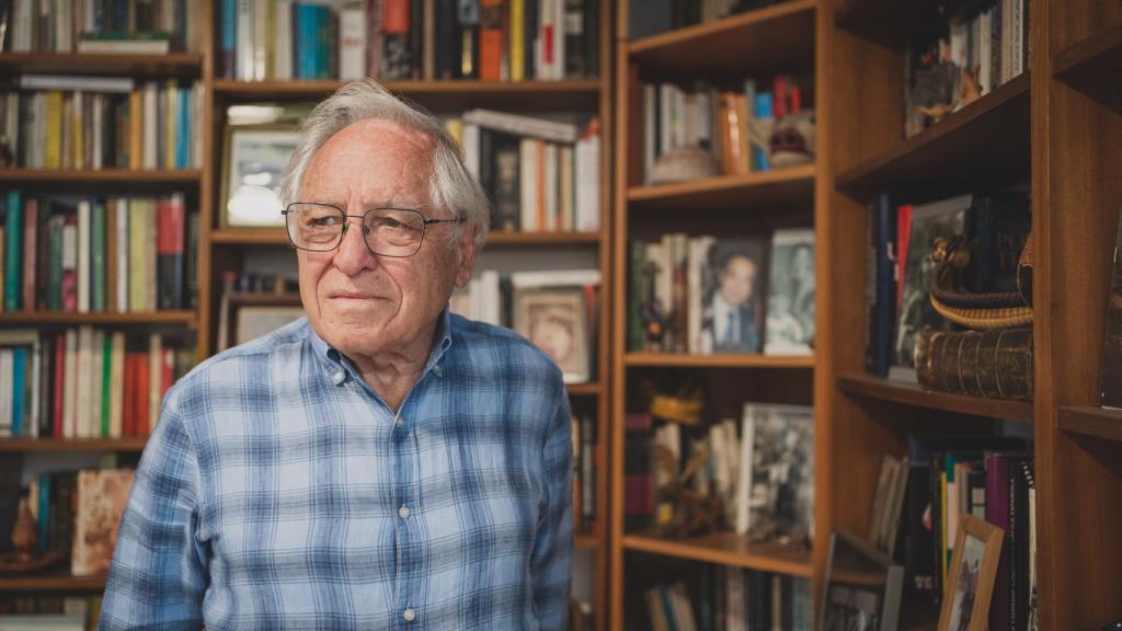 Álvarez Junco, en la biblioteca de su casa en Madrid.