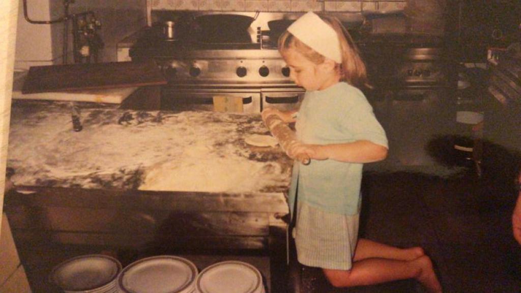 Laura Boado, de niña, cocinando en el bar de sus padres.