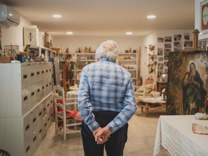 José Álvarez Junco adentrándose en el taller de restauración de su mujer.