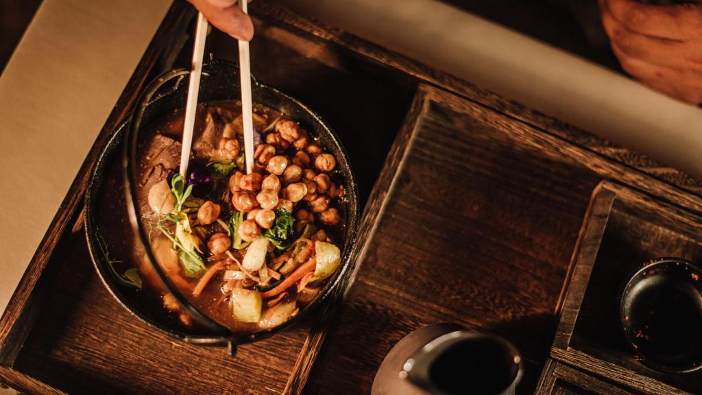 Shabu shabu de cocido madrileño con láminas de vaca gallega y micro vegetales