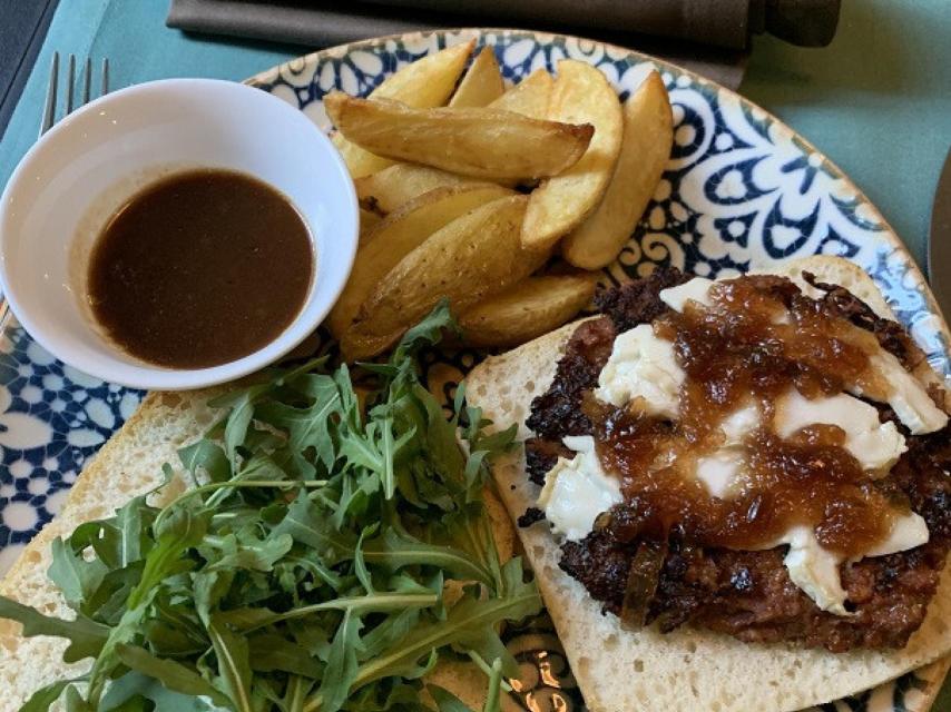 Hamburguesa de 'rabo que no es de toro' con queso 'Vrie' de 'Vacka', cebolla caramelizada al Oporto y rúcula en pan de focaccia.