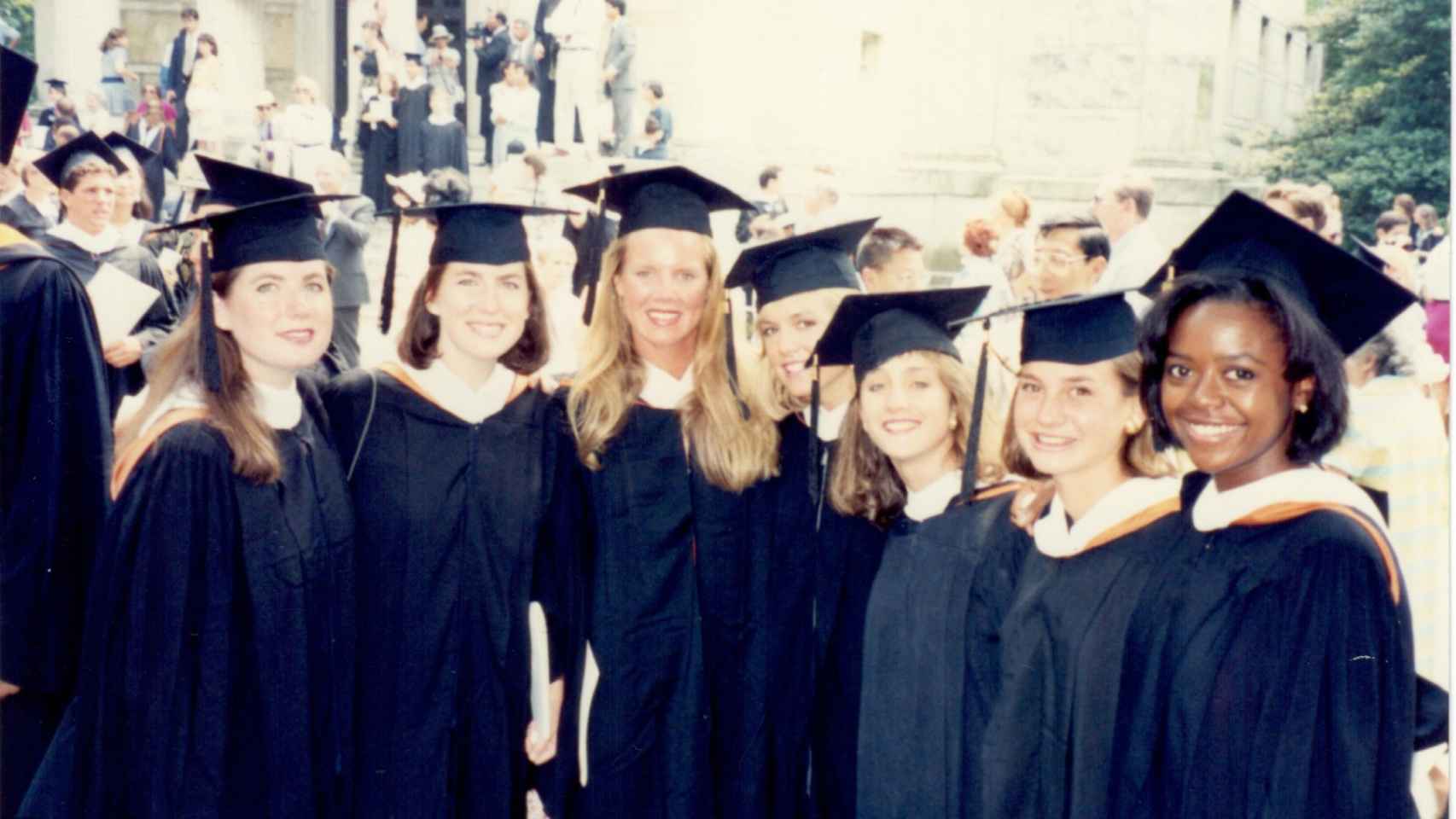 Mellody juntos a algunas de sus compañeras en su graduación en Princeton en 1991. Fuente: Cedida.
