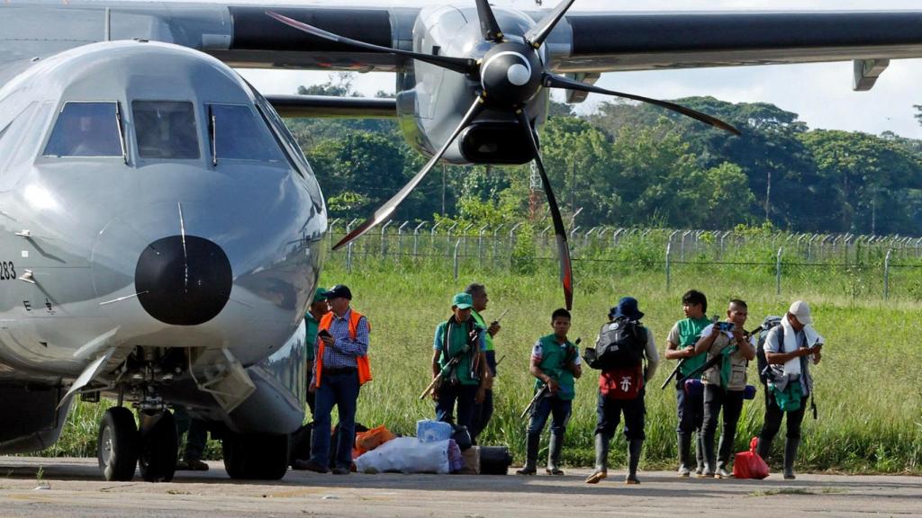 Los indígenas buscan en la selva a los cuatro niños desaparecidos en Colombia.