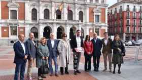 El alcalde de Valladolid y candidato socialista a la reelección, Óscar Puente, acompañado por integrantes de su lista