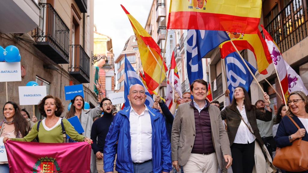 El presidente del PPCyL, Alfonso Fernández Mañueco, junto al candidato a la Alcaldía de la ciudad, Jesús Julio Carnero, en el cierre de campaña