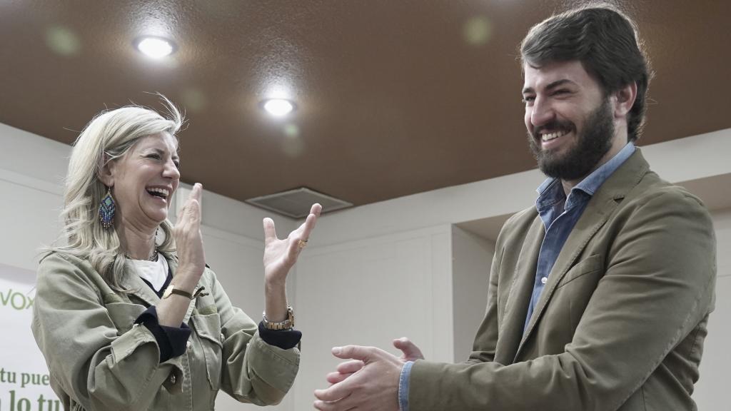 El vicepresidente de la Junta, Juan  García-Gallardo, junto con la candidata a la Alcaldía de Valladolid, Irene Carvajal, en el cierre de campaña