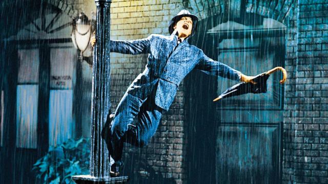 Gene Kelly, extático, en un momento de 'Cantando bajo la lluvia'.