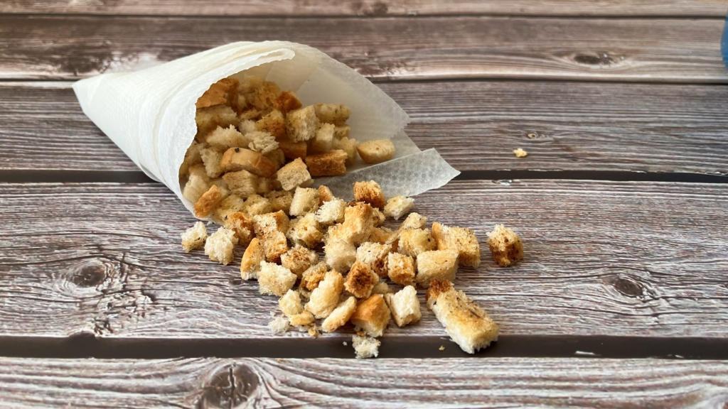 Cómo hacer croutons en el microondas, el toque crujiente para alegrar tus ensaladas