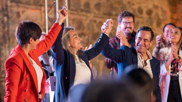 Milagros Tolón, en el centro, brazos en alto junto a Isabel Rodríguez y José Bono.