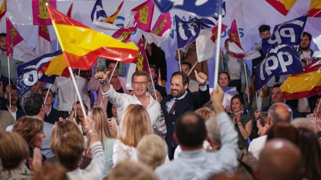 Alberto Núñez Feijóo y Paco Núñez, este viernes en Albacete, en un mitin del PP.