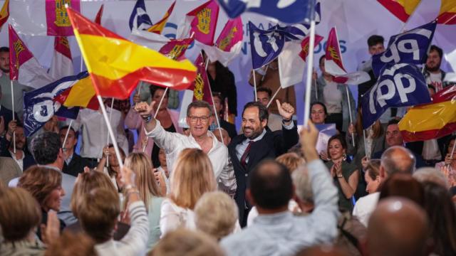 Alberto Núñez Feijóo y Paco Núñez, este viernes en Albacete, en un mitin del PP.