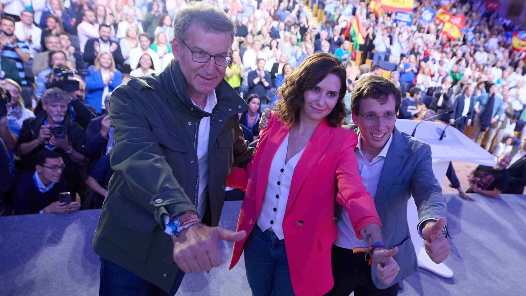 Alberto Núñez Feijóo, Isabel Díaz Ayuso y José Luis Martínez-Almeida, durante el acto de cierre de campaña del PP de Madrid.