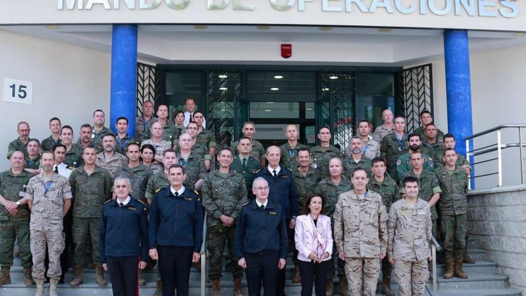 La ministra de Defensa, Margarita Robles, se fotografía el pasado día 12 con los militares del Mando de Operaciones de Retamosa, entre ellos solo dos mujeres./