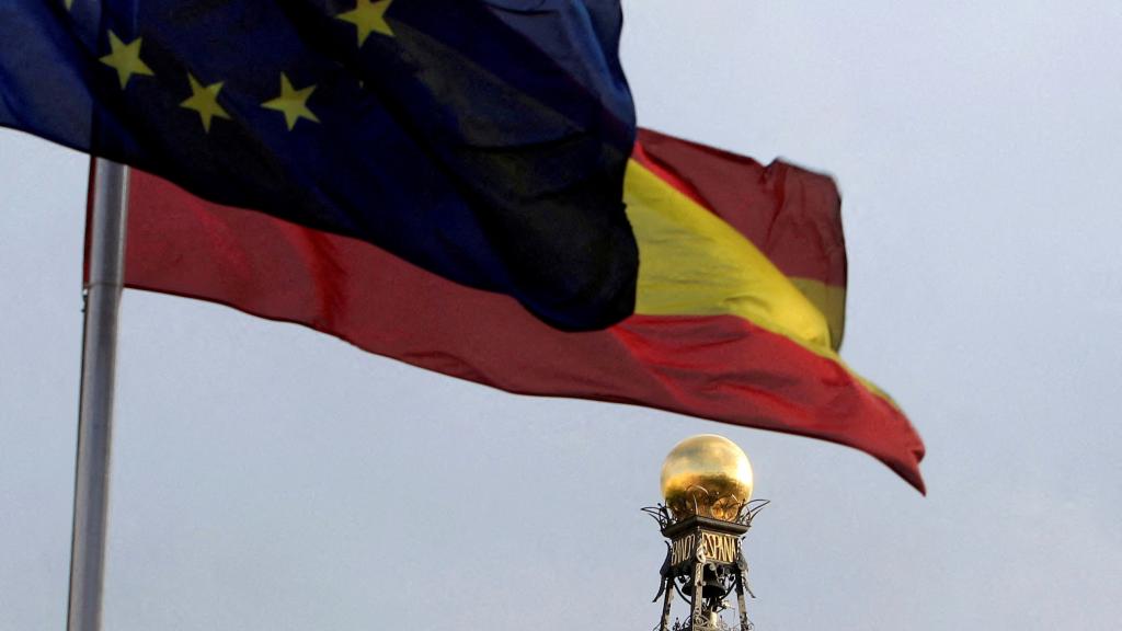 Banderas de la Unión Europea y España frente a la sede central del Banco de España.