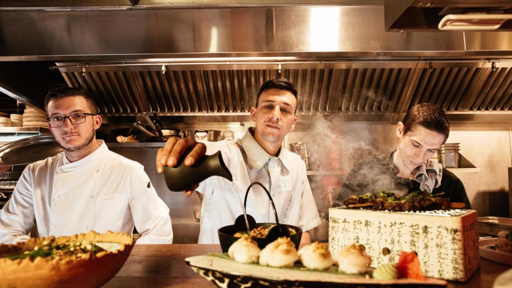 El chef Víctor Camargo en medio de su equipo de cocina de Ginza.