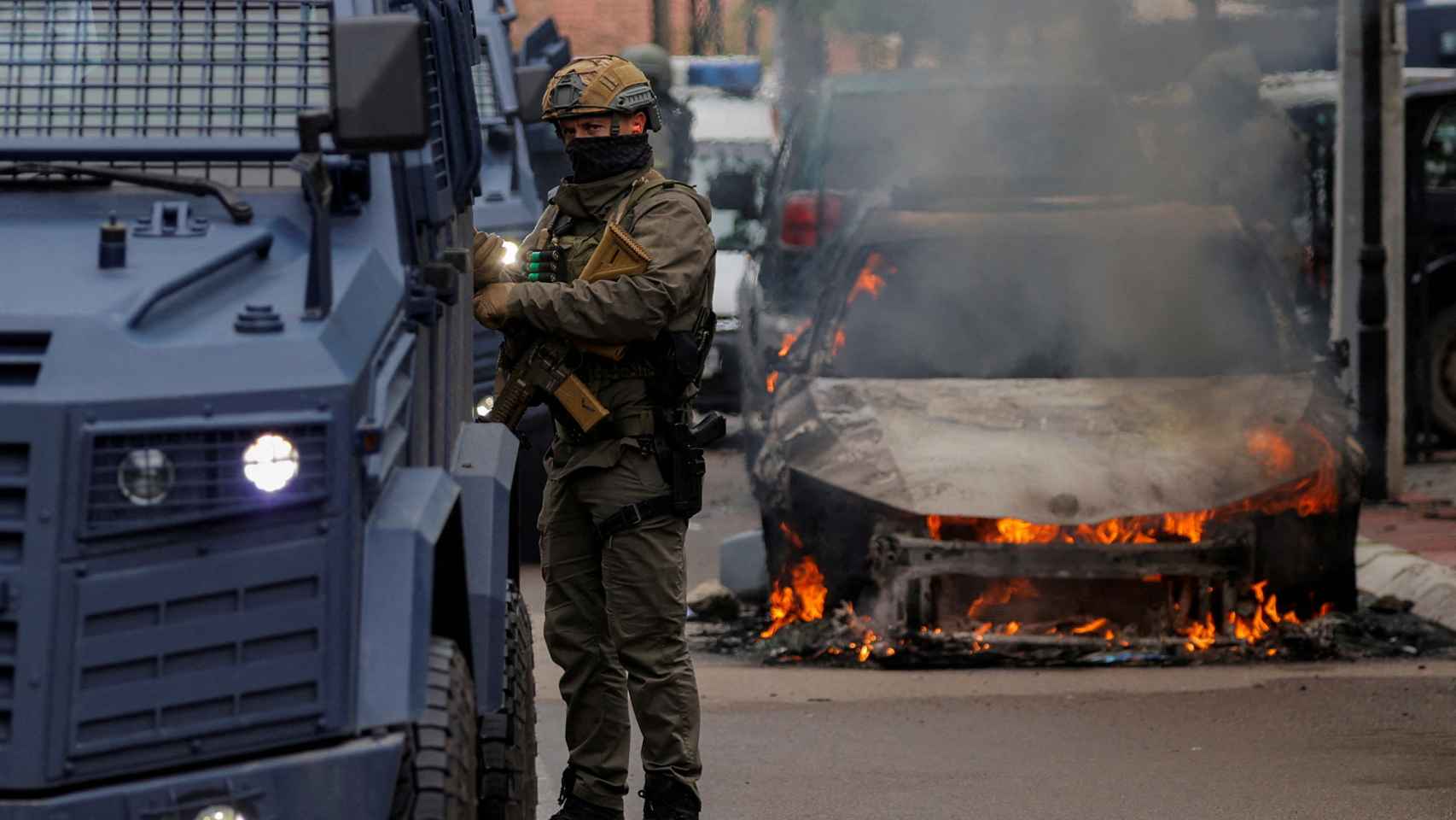 Enfrentamientos entre la policía de Kosovo y los manifestantes de etnia serbia en la ciudad de Zvecan.