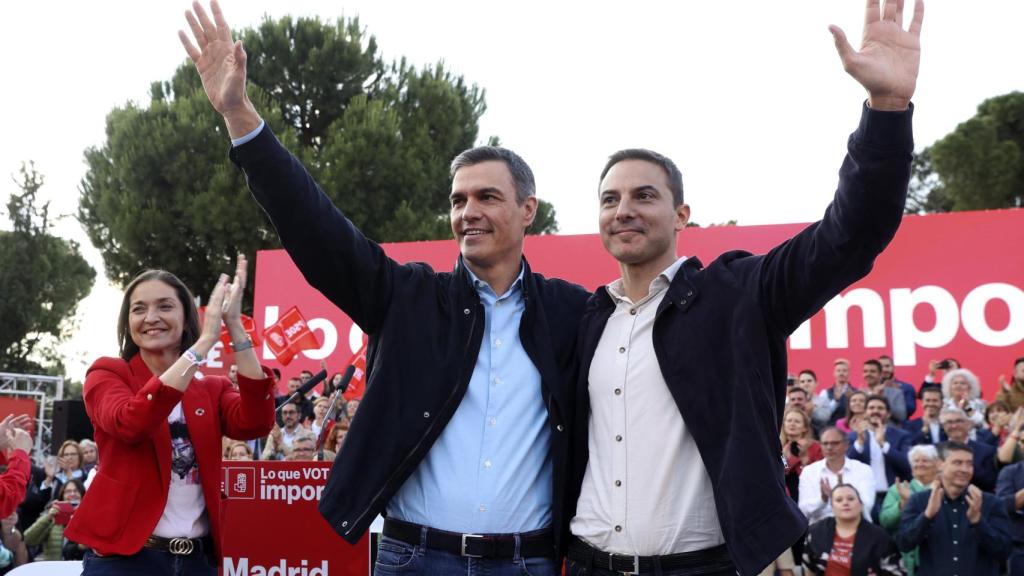 Pedro Sánchez junto a Juan Lobato y Reyes Maroto.