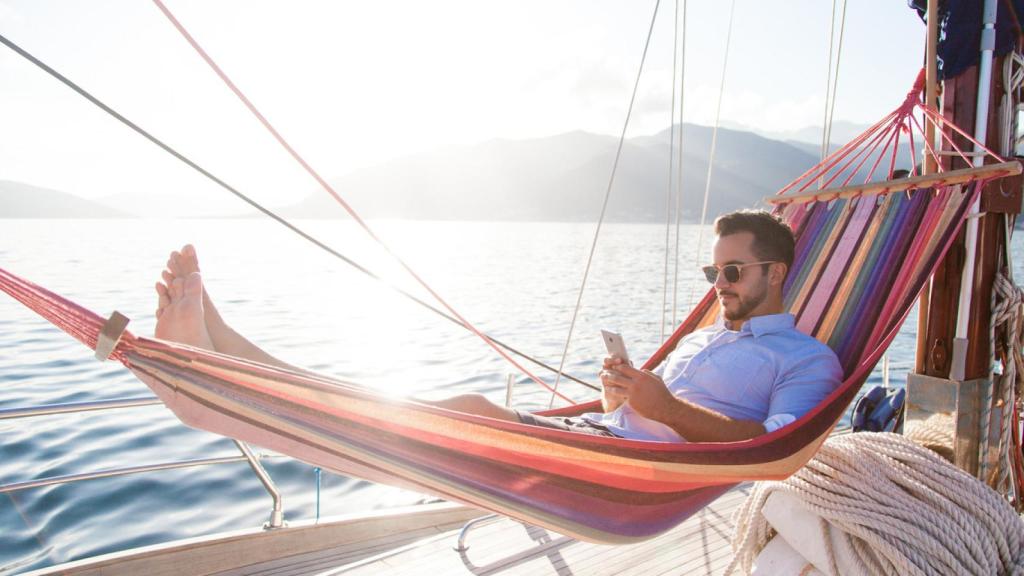 Un hombre disfrutando de la vida en una hamaca