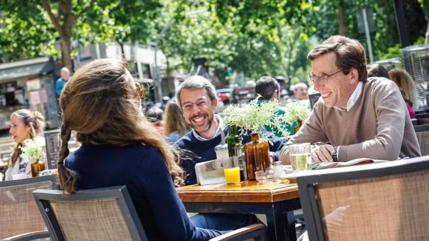 El alcalde de Madrid y candidato del PP a la reelección, José Luis Martínez Almeida, en un bar.