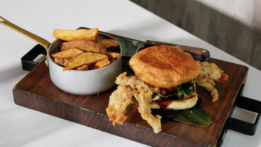 La hamburguesa de soft shell crab (cangrejo de caparazón blando) del restaurante Pólvora.