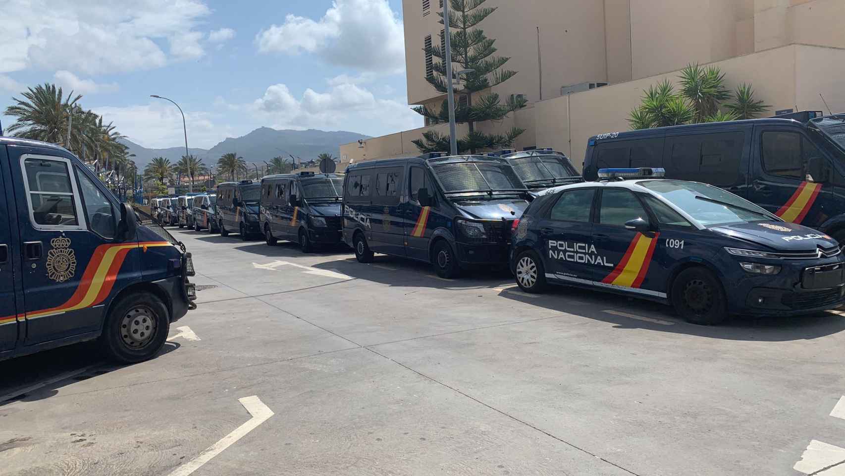 Numerosos vehículos de la Policía Nacional, el sábado junto a la Comisaría de Melilla.