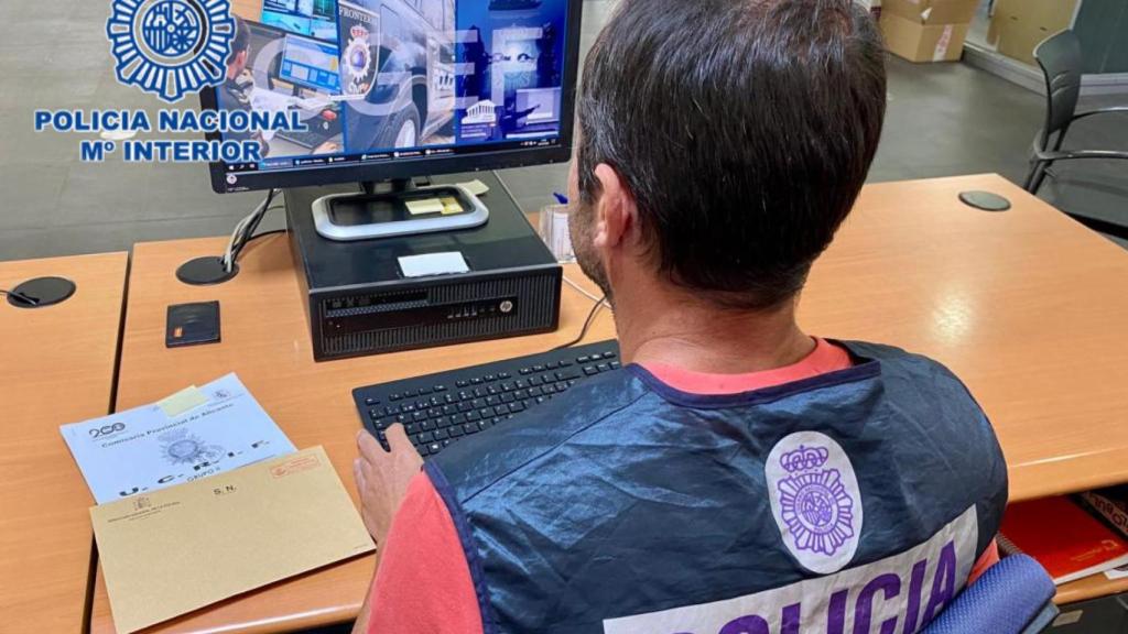 Agente de la Policía Nacional durante la investigación, en imagen de archivo.